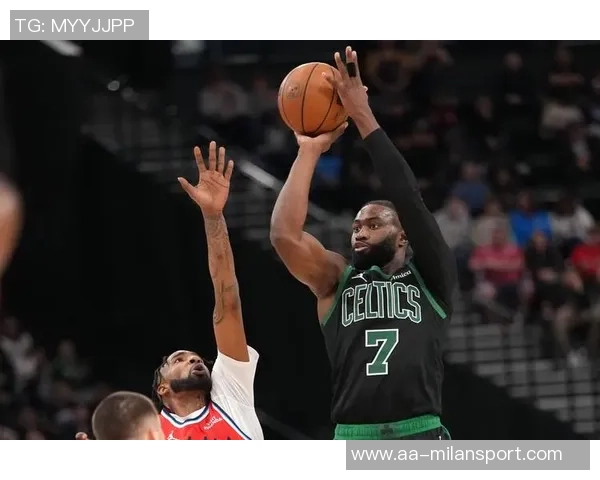 杰伦布朗半场状态低迷14投仅3中仅得7分6板3助失误2次表现不佳