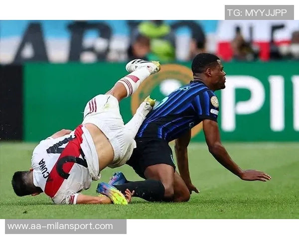 国米确认邓弗里斯伤势轻微球员明日回意大利进行理疗 国米确认邓弗里斯伤势轻微球员明日回意大利进行理疗